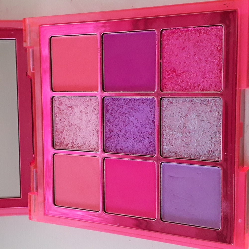 Huda Beauty Neon Pink eyeshadow palette
